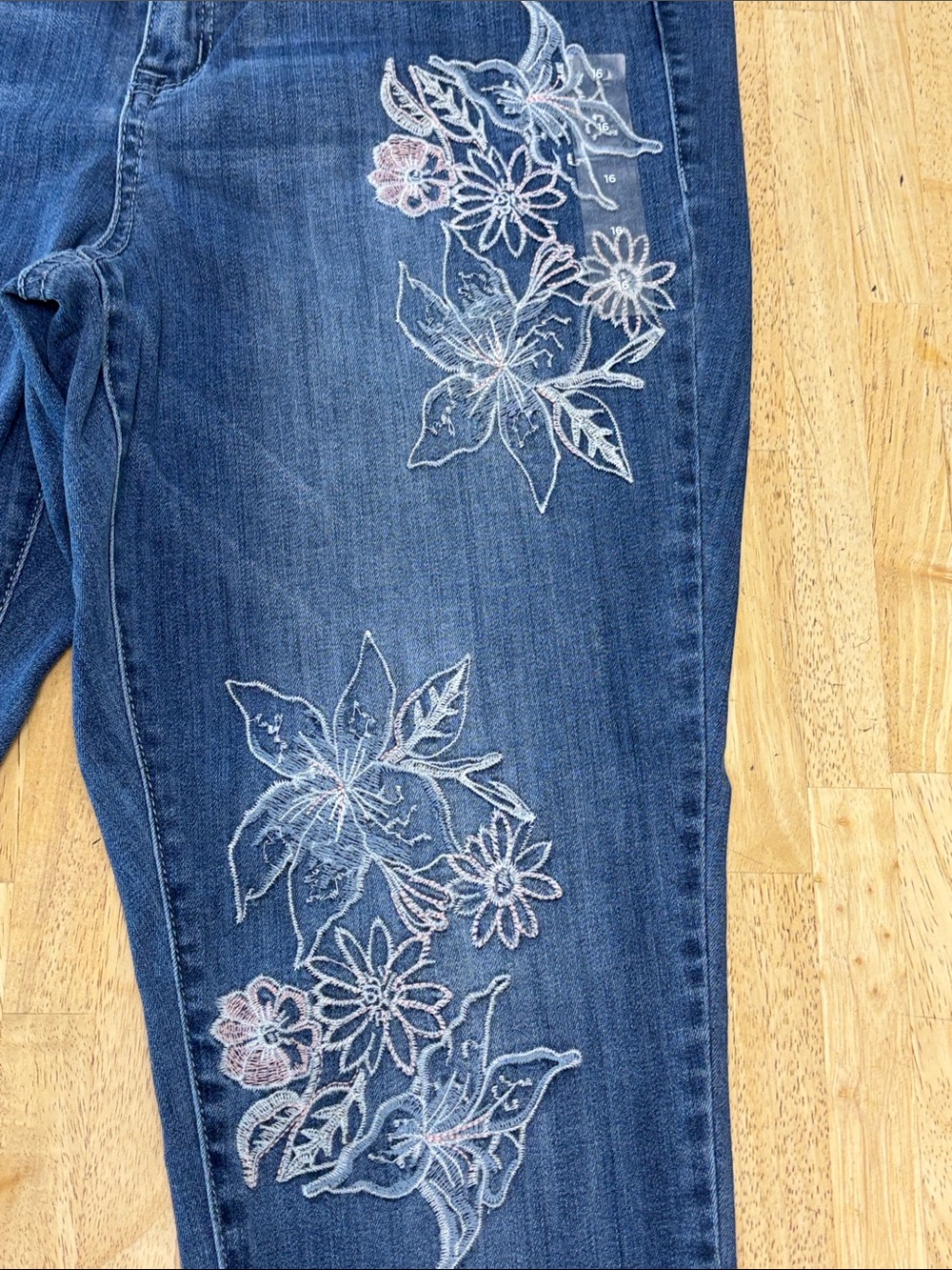 NWT Lane Bryant Plus Size 16 Floral Applique Embroidered Skinny Jeans Cropped - Picture 6 of 8
